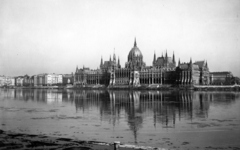 Magyarország, Budapest V.,Budapest II., Parlament a budai alsó rakpartról nézve., 1942, Archiv für Zeitgeschichte ETH Zürich / Agnes Hirschi, Carl Lutz, víztükör, Budapest, Fortepan #105752