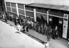 Hungary, Budapest V., Vadász utca 29., az "Üvegház", a Svájci Követség Idegen Érdekek Képviseletének kivándorlási osztálya., 1944, Archiv für Zeitgeschichte ETH Zürich / Agnes Hirschi, Carl Lutz, holocaust, cop, standing in line, Budapest, yellow star, Fortepan #105767