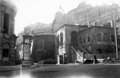 Magyarország, Budapest I., Clark Ádám tér, a megrongálódott Budai Hegypálya állomásának épülete, fenn a Királyi Palota (később Budavári Palota)., 1949, Archiv für Zeitgeschichte ETH Zürich / Agnes Hirschi, Carl Lutz, háborús kár, hirdetőoszlop, címer, Budapest, Fortepan #105781