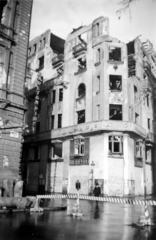 Magyarország, Budapest V., Apáczai Csere János (Mária Valéria) utca - Régi posta utca sarok a Petőfi térről nézve., 1945, Archiv für Zeitgeschichte ETH Zürich / Agnes Hirschi, Carl Lutz, háborús kár, ostrom, Budapest, Fortepan #105782