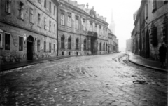 Hungary, Budapest I., Táncsics Mihály (Verbőczy) utca, balra a Táncsics-börtön, mellette az Erdődy-Hatvany palota., 1944, Archiv für Zeitgeschichte ETH Zürich / Agnes Hirschi, Carl Lutz, street view, cobblestones, Budapest, Fortepan #105784