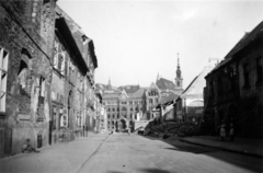 Magyarország, budai Vár, Budapest I., Fortuna utca a Bécsi kapu tér felé nézve, szemben a Magyar Országos Levéltár épülete., 1945, Archiv für Zeitgeschichte ETH Zürich / Agnes Hirschi, Carl Lutz, háborús kár, neoromán építészet, Budapest, Pecz Samu-terv, Fortepan #105786