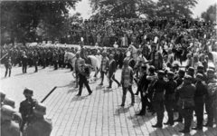 Hungary, Budapest I., Szentháromság tér, Szent István-napi ünnepség. Középen Horthy Miklós kormányzó a Magyar Királyi Testőrség tagjai között., 1943, Archiv für Zeitgeschichte ETH Zürich / Agnes Hirschi, Carl Lutz, military band, panache, Budapest, Fortepan #105797