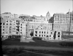 Magyarország, Budapest I., a romos Lovarda és Királyi Palota (később Budavári Palota) a Gellérthegy utcától nézve, előtérben a villamos az Attila úton (körút) az egykori Királyi Testőrség épülete előtt halad el., 1949, Archiv für Zeitgeschichte ETH Zürich / Agnes Hirschi, Carl Lutz, háborús kár, villamos, Budapest, Fortepan #105806