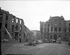 Magyarország, budai Vár, Budapest I., Dísz tér, balra a Külügyminisztérium, szemben a Honvéd Főparancsnokság lerombolt épülete., 1949, Archiv für Zeitgeschichte ETH Zürich / Agnes Hirschi, Carl Lutz, háborús kár, Budapest, Fortepan #105808