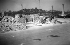 Magyarország, Budapest V., Vigadó (Molotov) tér, jobbra a szovjet repülős hősi emlékmű. Háttérben a Királyi Palota (később Budavári Palota)., 1949, Archiv für Zeitgeschichte ETH Zürich / Agnes Hirschi, Carl Lutz, háborús kár, emlékmű, talicska, romeltakarítás, Budapest, Fortepan #105813