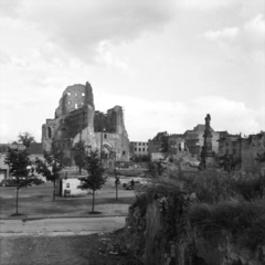 Németország, Köln, a lerombolt Nagy Szent Márton-templom az Alter Markt-ról nézve. Előtérben a Jan von Werth emlékmű (díszkút)., 1947, Archiv für Zeitgeschichte ETH Zürich / Agnes Hirschi, Carl Lutz, háborús kár, Fortepan #105817