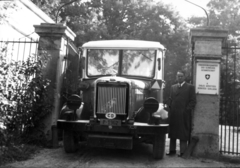 Hungary, Bicske, Ady Endre utca, Carl Lutz diplomata a Batthyány - birtok kapujánál (ekkor a svájci szövetség kiürítési szállása, ma gyermekotthon) ., 1944, Archiv für Zeitgeschichte ETH Zürich / Agnes Hirschi, Carl Lutz, bus, gate, crest, number plate, curb, diplomatic sign, bilingual sign, FBW-brand, celebrity, diplomat, persecution of Jews, Fortepan #105827