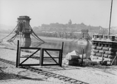 Magyarország, Budapest V., a lerombolt Széchenyi Lánchíd és a Királyi Palota (később Budavári Palota) a pesti alsó rakpartról nézve., 1945, Archiv für Zeitgeschichte ETH Zürich / Agnes Hirschi, Carl Lutz, háborús kár, sínpálya, Budapest, hídroncs, Fortepan #105830