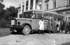 Hungary, Bajna, Sándor-Metternich-kastély, a jobb szélen Carl Lutz svájci diplomata., 1944, Archiv für Zeitgeschichte ETH Zürich / Agnes Hirschi, Carl Lutz, bus, crest, number plate, Nova-Technik Notek lamp, diplomatic sign, FBW-brand, Fortepan #105839