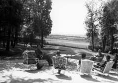 Hungary, Bicske, Batthyány- birtok, Galagonyás-tető, a Hegyi-kastély előtti terasz. Balra sötét öltönyben Carl Lutz svájci diplomata., 1944, Archiv für Zeitgeschichte ETH Zürich / Agnes Hirschi, Carl Lutz, table, celebrity, talks, sunshine, arm chair, diplomat, Fortepan #105841