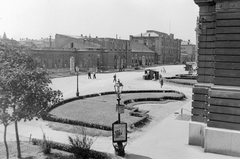 Magyarország, Győr, a Városháza épületének hátsó sarka és a vasútállomás a Baross (Lenin) híd feljárójáról nézve., 1950, UVATERV, háborús kár, hirdető tábla, pályaudvar, vasútállomás, Pfaff Ferenc-terv, Fortepan #10588