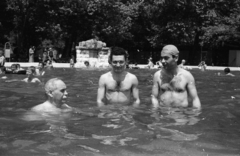 Hungary, Harkány, gyógyfürdő. Balra Veres Péter író, úszósapkával Csoóri Sándor költő., 1962, Hunyady József, bathing caps, hairy chest, Fortepan #105956