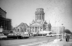 Németország, Berlin, Kelet-Berlin, Gendarmenmarkt, balra a Konzerthaus (Schauspielhaus), jobbra a Francia Székesegyház., 1980, Fortepan, templom, NDK, Kelet-Berlin, Fortepan #10602