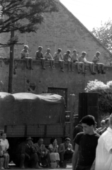 Magyarország, Győr, Apor Vilmos püspök tere (Martinovics tér) a Székesegyház mellett. A felvétel Az aranyfej című film forgatásakor készült., 1963, Hunyady József, filmforgatás, Fortepan #106105