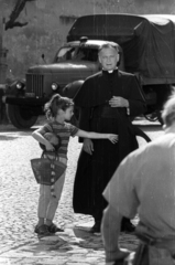 Magyarország, Győr, Apor Vilmos püspök tere (Martinovics tér) a Székesegyház mellett. Reverendában Básti Lajos színművész, mellette Lorraine Power gyermekszereplő. A felvétel Az aranyfej című film forgatásakor készült., 1963, Hunyady József, filmforgatás, Fortepan #106106