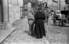 Magyarország, Győr, Apor Vilmos püspök tere (Martinovics tér) a Székesegyház oldalbejáratánál. Reverendában, háttal Básti Lajos színművész. A felvétel Az aranyfej című film forgatásakor készült., 1963, Hunyady József, filmforgatás, filmkamera, reverenda, Volkswagen Transporter 1, Fortepan #106129