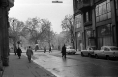 Magyarország, Budapest V., Sas (Guszev) utca a József Attila utca és az Erzsébet (Engels) tér felé nézve. A téren a Danubius-kút és a Népdal című szobor., 1964, Hunyady József, Budapest, Simca Aronde, Opel Rekord P1, Fortepan #106213