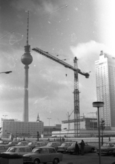 Németország, Berlin, Kelet-Berlin, Alexanderplatz az Otto Braun Strasse (Hans Beimler Strasse) felől nézve, háttérben a TV torony és a Hotel Stadt Berlin, előtérben a Haus des Reisens építkezése., 1969, Hunyady József, daru, tévétorony, NDK, Trabant 601, Kelet-Berlin, toronydaru, magasház, modern építészet, bevásárlóközpont, Hermann Henselmann-terv, Roland Korn-terv, Heinz Scharlipp-terv, Josef Kaiser-terv, Hans Erich Bogatzky-terv, Johannes Briske-terv, Roland Steiger-terv, Günter Kunert-terv, Fortepan #106264