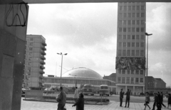 Németország, Berlin, Kelet-Berlin, a Haus des Lehrers és a Kongresszusi Központ az Otto Braun Strasse (Hans Beimler Strasse) és Karl Marx Allee sarkától nézve., 1969, Hunyady József, autóbusz, NDK, szocreál, Kelet-Berlin, kupola, modern építészet, falfestmény, Hermann Henselmann-terv, Walter Womacka-terv, Fortepan #106267