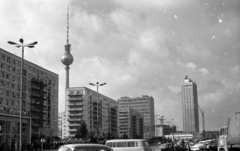 Németország, Berlin, Kelet-Berlin, Karl Marx Allee az Alexanderplatz felé nézve., 1969, Hunyady József, szálloda, tévétorony, NDK, Kelet-Berlin, magasház, bevásárlóközpont, Hermann Henselmann-terv, Roland Korn-terv, Heinz Scharlipp-terv, Josef Kaiser-terv, Hans Erich Bogatzky-terv, római számok, Günter Kunert-terv, torony, Fortepan #106271