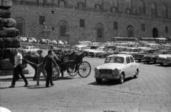 Olaszország, Firenze, Pitti palota (Palazzo Pitti)., 1968, Hunyady József, hintó, parkoló, múzeum, palota, Fiat 850, Fiat 500, Fiat 124, Citroen DS, Fiat 1100, Filippo Brunelleschi-terv, Bartolomeo Ammanati-terv, Fiat 850 Coupé, Fortepan #106276