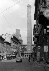 Olaszország, Bologna, Via Rizzoli, szemben az Asinelli-torony., 1968, Hunyady József, Fortepan #106278