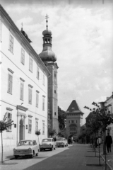 Hungary, Kőszeg, Rajnis utca a Jurisics tér felé nézve. Szemben a Szent Imre templom tornya és a Hősök kapuja., 1965, Hunyady József, Fortepan #106325