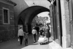 Hungary, Kőszeg, a Hősök kapuja és a Jurisics tér a Városház utcából nézve., 1965, Hunyady József, baby carriage, gate tower, Fortepan #106327