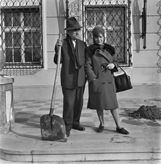 Hungary,Lake Balaton, Szigliget, Esterházy-kastély, az Írók Alkotóházának terasza. Kassák Lajos író, költő, képzőművész., 1965, Hunyady József, celebrity, hat, shovel, handbag, scarf, winter coat, Fortepan #106348