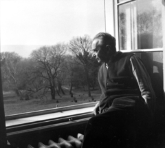 Hungary,Lake Balaton, Szigliget, Esterházy-kastély, Írók Alkotóháza. Lengyel József író., 1965, Hunyady József, sitting on a windowsill, Fortepan #106375