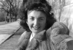 Hungary, Budapest I., Tóth Árpád sétány, a hölgy a 34-es számú ház előtt ül., 1947, Mészöly Leonóra, portrait, fur coat, lady, earring, self-portrait, fur, Budapest, Fortepan #10639