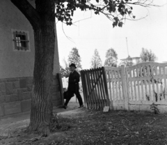 Magyarország, Balatonvilágos, Balatonaliga, vasútállomás. Páger Antal színművész az Utószezon című film forgatásán., 1966, Hunyady József, filmforgatás, Fortepan #106415