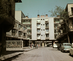 Magyarország, Szolnok, Magyar utca, az árkádon túl a Kossuth Lajos út látszik., 1964, Hunyady József, színes, Trabant-márka, Moszkvics-márka, Volkswagen Bogár, Moszkvics 402, Fortepan #106502