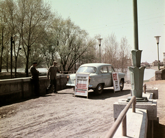 Magyarország, Szolnok, Tisza-part, autónyeremény-betétkönyvvel nyert Moszkvics típusú személygépkocsi., 1964, Hunyady József, színes, felirat, Moszkvics 407, Fortepan #106504