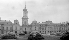 Magyarország,Balaton, Keszthely, Festetics-kastély., 1962, Gyöngyi, portré, park, múzeum, barokk-stílus, palota, mellszobor, hölgy, Viktor Rumpelmayer-terv, Gustav Haas-terv, Maximilian Paschkisch-terv, Fortepan #10653