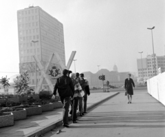 Németország, Berlin, Kelet-Berlin, az Otto Braun Strasse (Hans Beimler Strasse) és a Karl Marx Allee sarka, balra a Haus des Lehrers., 1969, Hunyady József, NDK, szocreál, Kelet-Berlin, modern építészet, falfestmény, nemzeti jelkép, Hermann Henselmann-terv, Walter Womacka-terv, római számok, Fortepan #106536