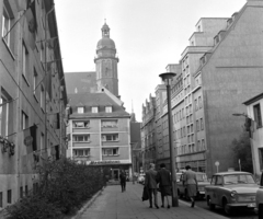 Németország, Lipcse, Burgstraße, háttérben a Tamás-templom tornya., 1969, Hunyady József, NDK, zászló, utcakép, torony, járókelő, automobil, Fortepan #106539