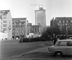 Németország, Lipcse, Burgplatz a Petersstrasse felé nézve. A háttérben épül az egyetem toronyépülete., 1969, Hunyady József, építkezés, NDK, magasház, daru, járókelő, Fortepan #106540