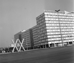 Németország, Berlin, Kelet-Berlin, Alexanderplatz az Otto Braun Strasse (Hans Beimler Strasse) felé nézve, szemben a Haus der Statistik., 1969, Hunyady József, NDK, modern építészet, nemzeti jelkép, Manfred Hörner-terv, Peter Senf-terv, Joachim Härter-terv, római számok, Fortepan #106541