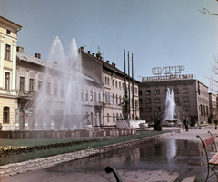 Magyarország, Szolnok, Kossuth tér a Sarkady László utca felé nézve. Munkásmozgalmi emlékmű (Kovács Ferenc, 1961.), 1964, Hunyady József, színes, Fortepan #106591