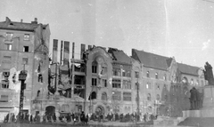 Magyarország, Budapest XI., Móricz Zsigmond körtér, szemben a súlyosan sérült 2. számú ház., 1956, Fortepan, forradalom, óra, szobor, járókelő, épületkár, Budapest, Fortepan #10661