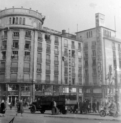 Magyarország, Budapest VII., Astoria kereszteződés, Károly (Tanács) körút - Rákóczi út sarok, MTA lakóház és Georgia bérpalota., 1956, Fortepan, napsütés, forradalom, járókelő, teherautó, utcakép, épület, Budapest, Hültl Dezső-terv, Fortepan #10662