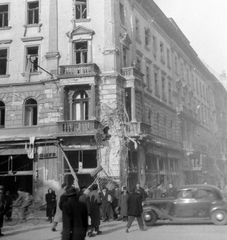 Magyarország, Budapest VII., Rákóczi út - Nagykörút kereszteződése, az EMKE ház., 1956, Fortepan, forradalom, járókelő, utcakép, üzletportál, épületkár, automobil, Mercedes W136, Budapest, Fortepan #10664