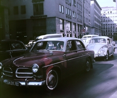 Ausztria, Bécs, Stephansplatz a Stock Im Eisen Platz felől a Brandstätte felé nézve., 1964, Hunyady József, közlekedés, színes, Volkswagen-márka, Volvo-márka, automobil, rendszám, Volkswagen Bogár, Fortepan #106665