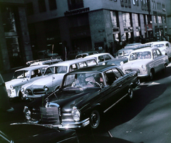 Ausztria, Bécs, Stephansplatz-Goldschmiedgasse sarok a Stock Im Eisen Platz felől nézve., 1964, Hunyady József, közlekedés, színes, Mercedes-márka, automobil, Fortepan #106666