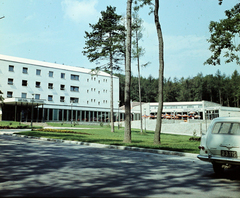 Hungary, Sopron, Várisi út 4., Hotel Fenyves (később Hotel Lövér)., 1965, Hunyady József, colorful, sunshades, street view, automobile, number plate, Fortepan #106677