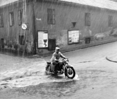 Magyarország, Pécs, Mária (Déryné) utca - Szent Mór (Zetkin Klára) utca sarok. Felhőszakadás május 24-én., 1963, Hunyady József, motorkerékpár, esőkabát, eső, Fortepan #106775