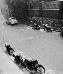 Magyarország, Pécs, Szent Mór (Zetkin Klára) utca a Mária (Déryné) utca felől a Király (Kossuth Lajos) utca irányába nézve. Felhőszakadás május 24-én., 1963, Hunyady József, motorkerékpár, eső, Fortepan #106777