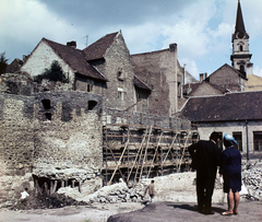 Hungary, Sopron, a Várkerület (Lenin körút) 102. számú ház udvara, a Kis Rondella és a városfal szakasz helyreállítása, jobbra a Szent György-templom tornya., 1965, Hunyady József, colorful, scaffolding, tower, Fortepan #106930